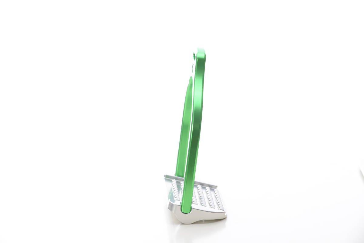 Jump stirrup | wave shape | Makebe | Technical | equestrian | riding | aluminum | inclined bench | easy to clean | innovative grip | Made in Italy | many colors | comfortable | comfort | anodic oxidation | green