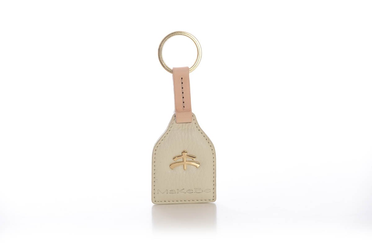 Stirrup leather Key Ring | leather | leather fashion | fashion accessories | leather accessories | key holder | keychain | Made in Italy | craftsmanship | Makebe | white | pearl | milk |