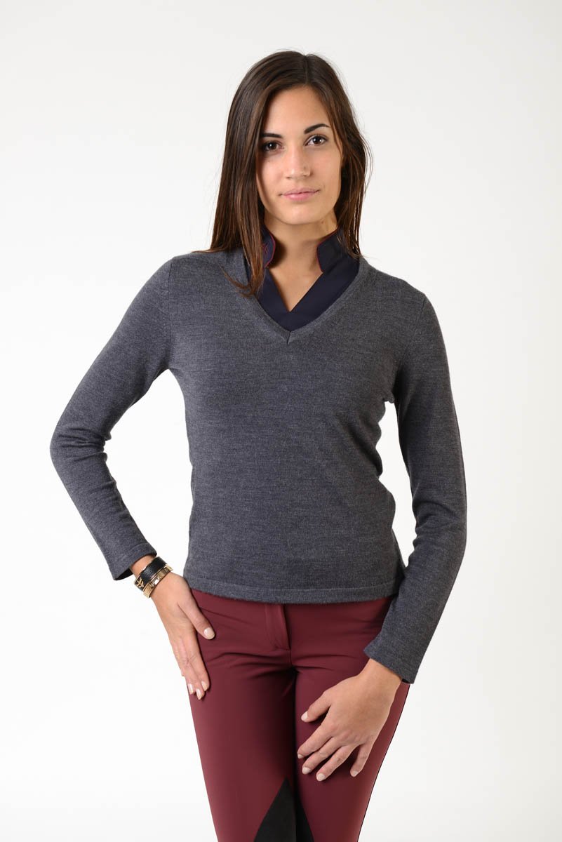 V neck | v-neck | ladies merinos wool sweater | model Asia | wool | clothing | merinos wool | lady sweater | wool sweater | equestrian | riding | leisure time | Makebe | elegance | grey |