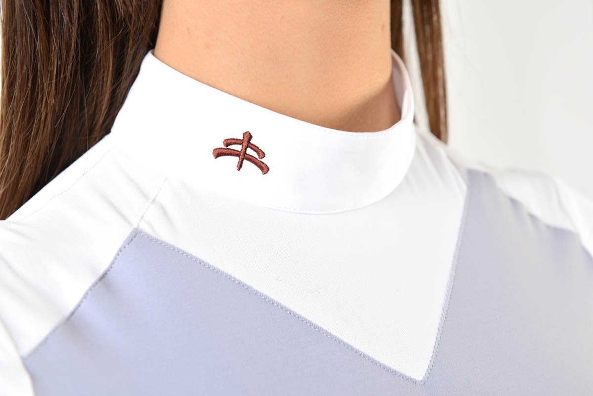 Ladies polo shirt | lady polo shirt | cotton | polo shirt | shirt | model JANE | riding polo | lady polo | lady riding shirt | riding shirt | ladies riding shirt | comfort of movement | Makebe | clothing | equestrian | riding | technical material | made in Italy | elegance | white | grey |