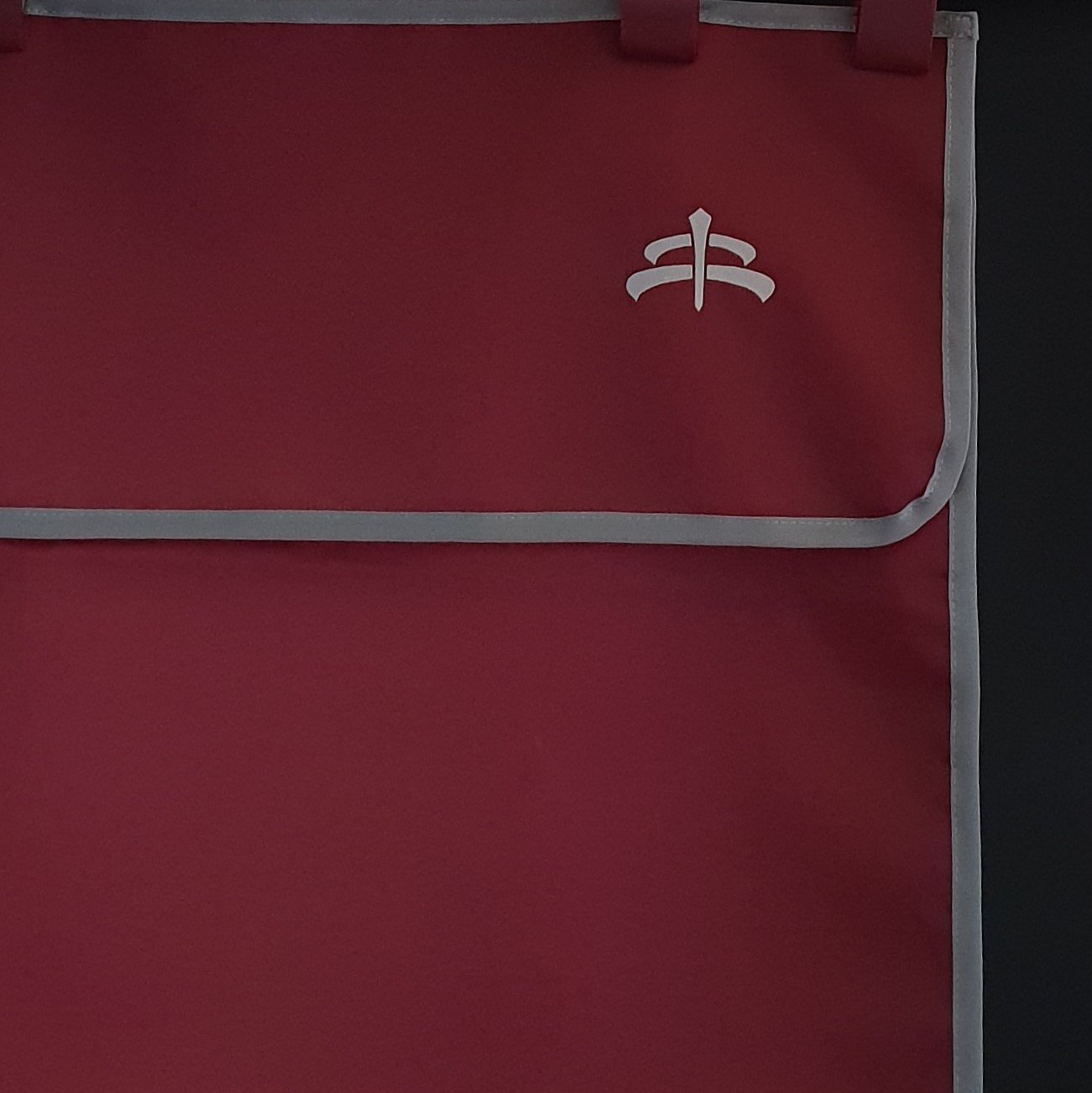 Stable drape | stable | drape | Makebe logo | equestrian | riding | horse | colors | Makebe | stable line | bordeaux |