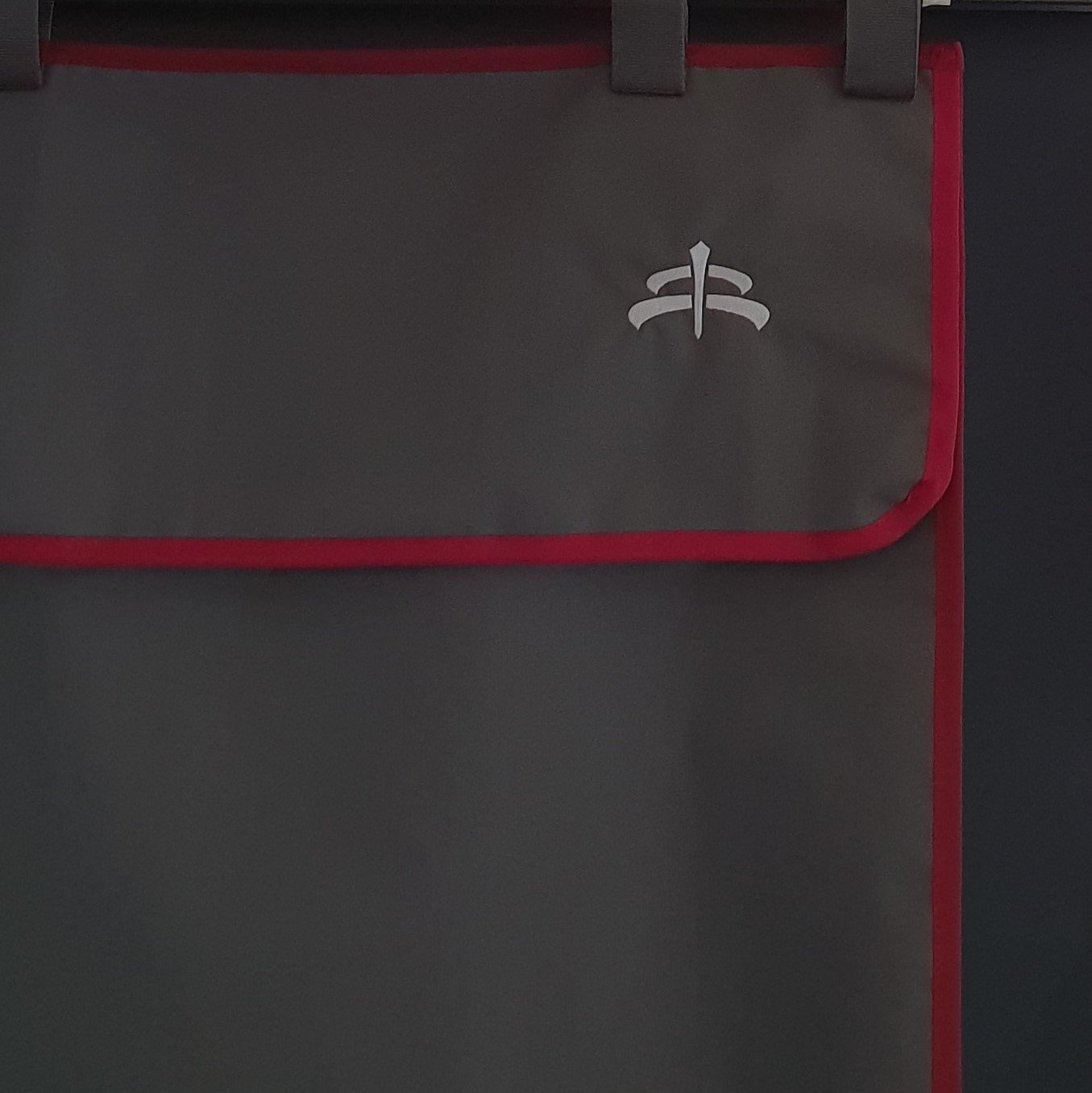 Stable drape | stable | drape | Makebe logo | equestrian | riding | horse | colors | Makebe | stable line | grey |